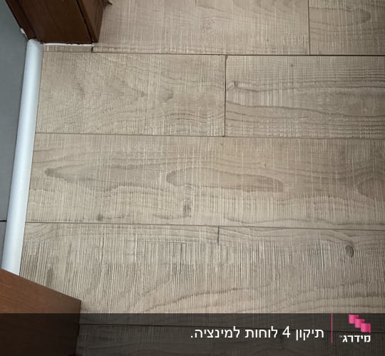 רצפת פרקט עץ בהירה עם דוגמת עץ טבעית